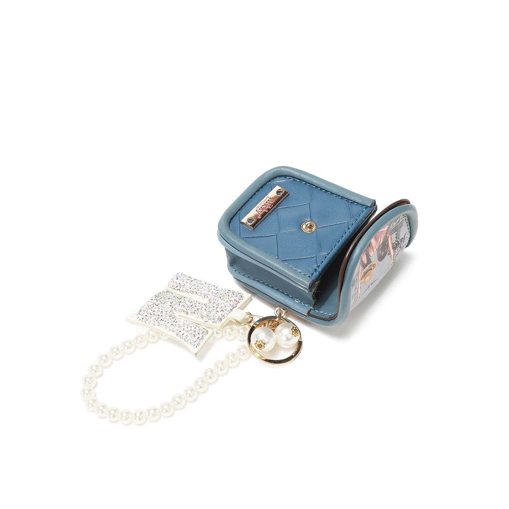 LLAVERO CON PORTAAUDÍFONOS Y PULSERA DE PERLAS NIKKY