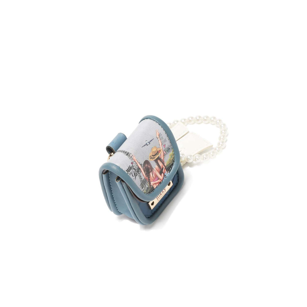 LLAVERO CON PORTAAUDÍFONOS Y PULSERA DE PERLAS NIKKY
